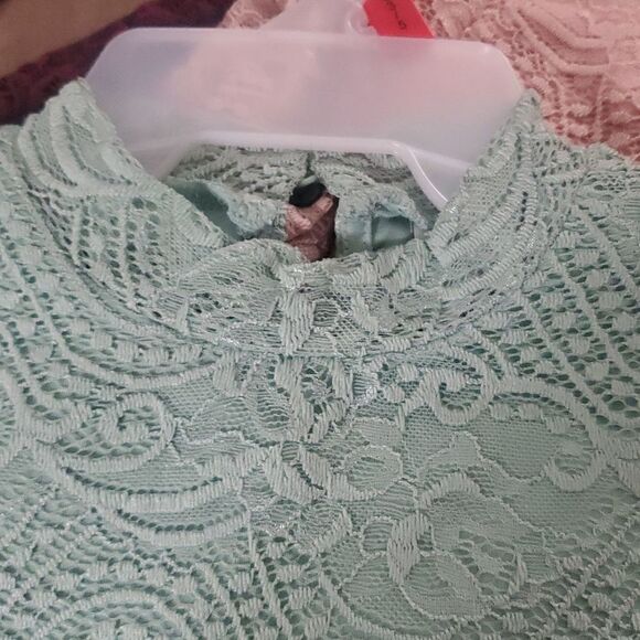 NWT NO BOUNDARIES FULLY LINED LACE TOP - Picture 2 of 3